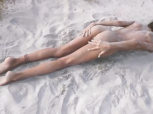 Девушка писает на нудистском пляже фото