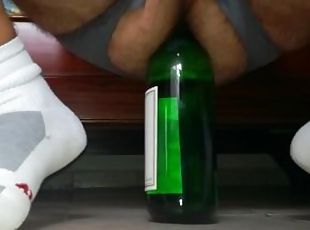 Бутылка в пизде суки для оргазма