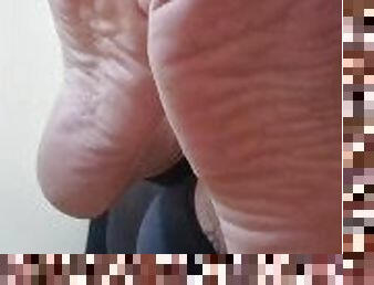 Im teasing you so crazy with my toe squeeze????