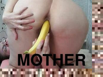 Fucks her pussy with a banana and cums