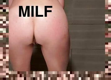 MILF be be Bent Over Pissing With Asshole Opening and Closing While Pissing