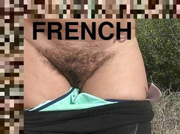 femme nudiste français pipi et se masturbe sur une plage publique