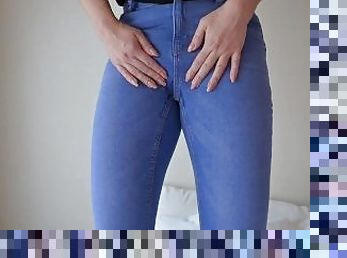 girl peeing in jeans and they are wet