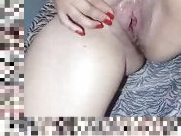 Madura latina se pone cachonda mueve sus enormes tetas naturales y se masturba vagina humeda