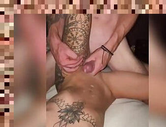 POV Fit tattooed girl baisée en missionaire au camping !