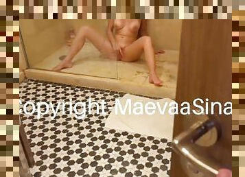 Maevaa Sinaloa - Je me fais surprendre entrain de me doigter sous la douche avant de me faire baiser