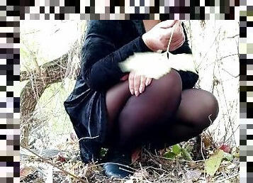 Russian mommy in pantyhose pissing outdoors