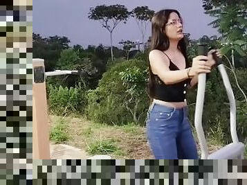 FLOR 18 AGE COLOMBIAN GIRL EXERCISING IN THE PARK AND SHOWING HER SEXY FIGURE