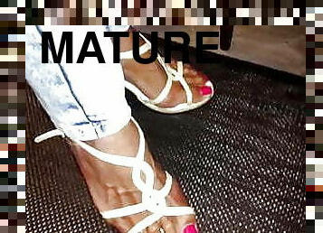 Mature Latinas Lady sexy Legs feet and high heels