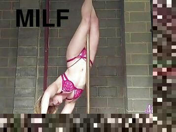 Muscle girl sexy and strong pole dance