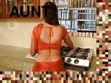 Aunty Mona &ndash; Hot Romance in the Kitchen