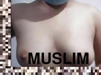 Blue-eyed Muslim woman masturbates and goes viral xxx