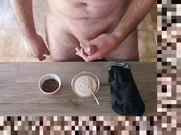 Cicci77 masturba Pedro e lo fa sborrare per preparare la colazione jogurt con sperma e cornflakes