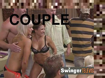 Interracial swinger couple enjoys