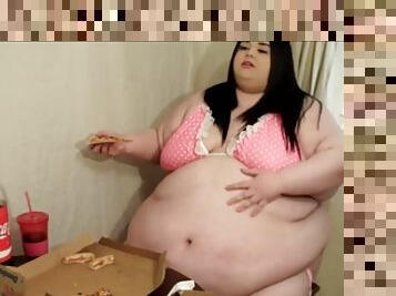 Pizza time for the SSBBW Pig