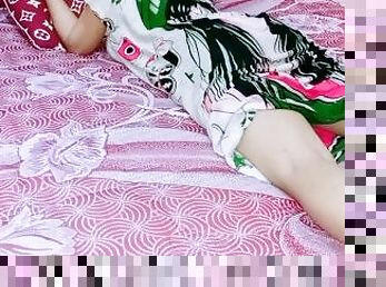 Tante cantik sedang kesepian dikamar lalu dientot pemuda yang horny