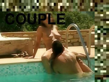 une envie de sexe dans la piscine pour ce couple