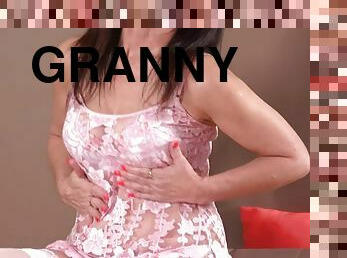 Delicious granny fondles her saggy wet jelly roll