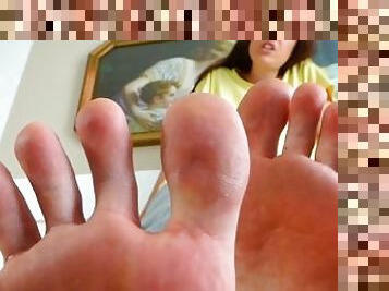 Zu Füßen der Assi-Schlampe - german foot fetish - feet of the bitch