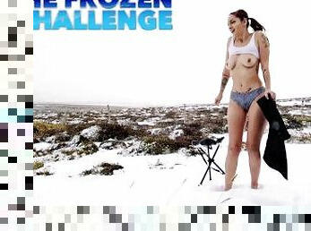 The Frozen Challenge: striptease at -12ºC Iceland