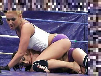 Amazing Catfight Video: Blonde Fights Brunette !