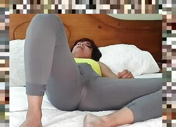 STEPMOM IN SPANDEX LEGGINGS RUBBING PUSSY SQUIRTING SURPRISED BY STEPSON LATINA MILF