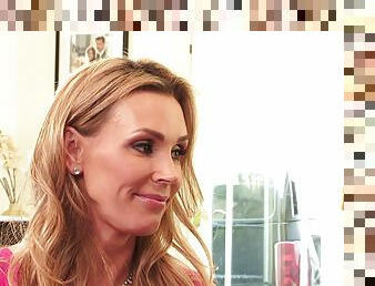 Tanya Tate and Veronica Avluv make a chick's pussy dripping wet