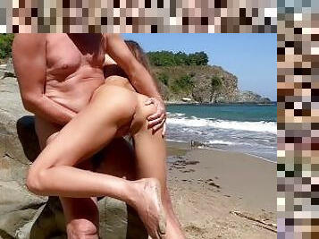 Stranger rubs teen's pussy on the beach until she has an orgasm with shaking legs