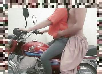 Indian college girl fucked by her boyfriend on bike