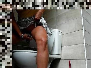 SOLO GIRL SOCOLA PEE IN PUBLIC WC