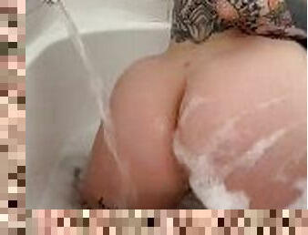 Tattooed ass twerking in the bath